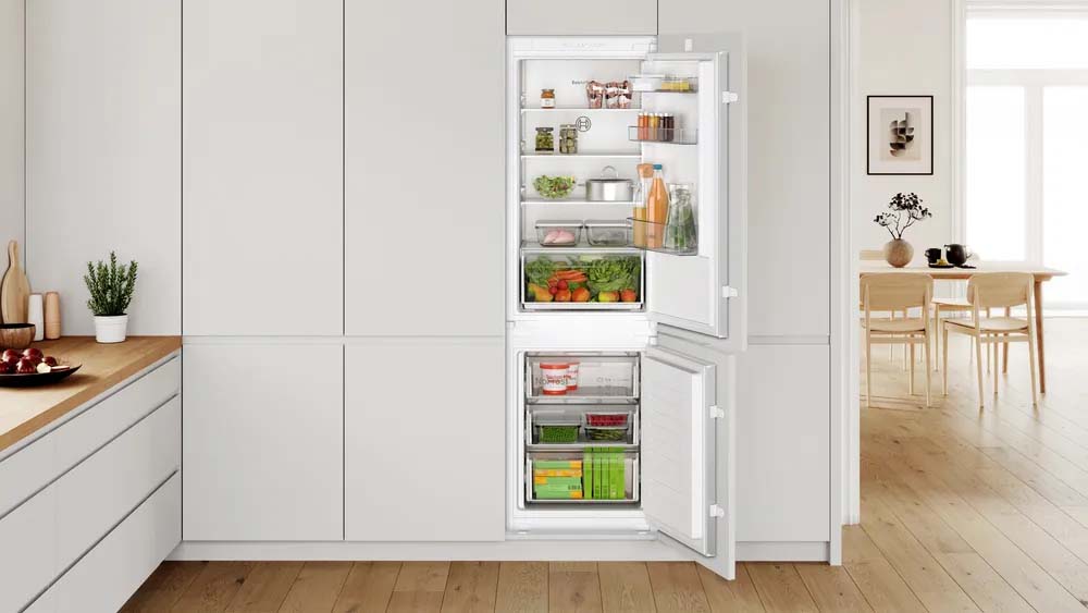 KIN86NSE0G Series 2 Built in fridge freezer with freezer at bottom 2